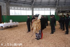 種付所内の四方をお祓いして邪気をはらった