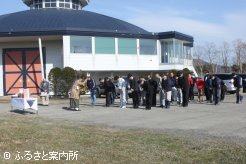 屋内直線馬場南旋回場前で行われた馬場清め式
