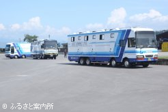 宮崎育成牧場には3台の馬運車に分乗して輸送