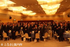小竹國昭日高町村会会長の音頭で乾杯。50周年の節目を祝った