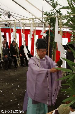 玉串を捧げて安全を祈る