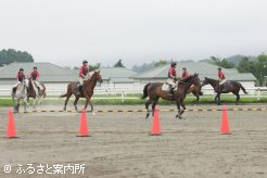 見事な手綱捌きを見せる32期生たち