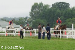 32期生の騎乗振りを見学する参加者たち