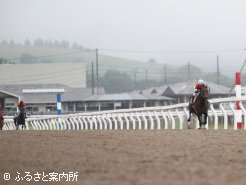 ぶっちぎりの勝利を収めたマキヤージュと秋田兼吾さん