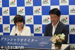 パドックブースでツアーの紹介をする徳武英介会長