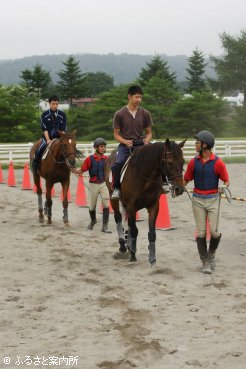 乗馬を体験する参加者。先輩も優しく声をかけた。