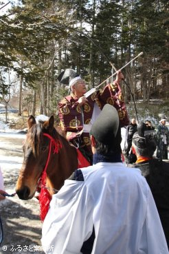 馬上から今年の凶方･寅(とら)の方向(東北東)へ破魔矢を放つ清水哲朗さん
