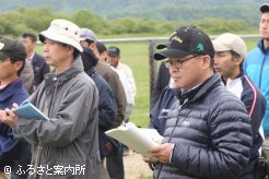 審査員を務めた高松勝憲日本中央競馬会日高育成牧場長と中西信吾日本軽種馬協会静内種馬場長(写真左から)