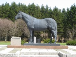 テスコボーイの馬像を中心に多くの名馬の碑が並ぶ桜舞馬公園