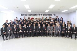 教官や就職先の牧場関係者らと最後の記念撮影