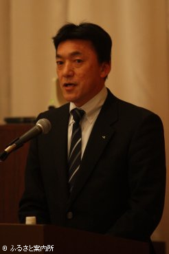 挨拶する西村和夫静内軽種馬生産振興会会長
