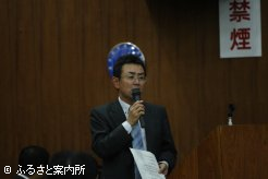 挨拶するJRA日高育成牧場の山野辺啓場長