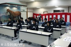 緊張した面持ちで開講式に出席した35期生