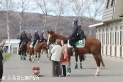 駆けつけた父兄と記念撮影