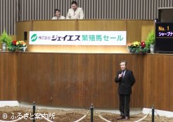 あいさつするジェイエスの藤原社長