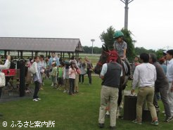 ポニー体験乗馬に大喜び。子供たちの行列ができた