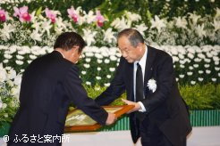 村田繁實代表（左）に感謝状を贈るJRA土川健之理事長