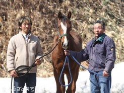 ウォータープライドの生産者の辻和明さん(右)と育成を担当した大作ステーブルの星名正博さん(左)