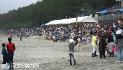 多くの見物客で賑わう