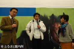 アドマイヤムーンやジェンティルドンナについて語る岩田康誠騎手(中央)と、JRA通算14勝を挙げたホースコラボレーターの細江純子さん(右)と｢世界の｣合田直弘さん(左)によるトークショー