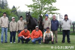 母馬と今年生まれた半弟(父ハーツクライ)とスタッフの皆さん