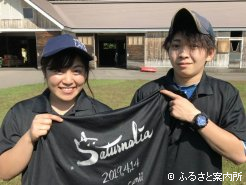 厩舎のラッキーガールだという中神美渚さん(左側)と、仕事の流れを作るゲームメーカーだという木原慎太郎さん(右側)