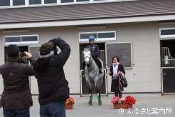 修了式を前に、駆けつけた父兄や愛馬とともに記念撮影