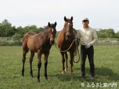 ヤマノミラクルの生産者・石郷岡雅樹さん。一緒に写っている馬はホットマンボ親子。当歳は今年のセレクトセールに上場予定(牝、当歳、父ハーツクライ)