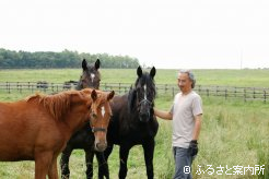 マイメンの生産者・柳北隆法さんとファーミングヤナキタの1歳馬たち