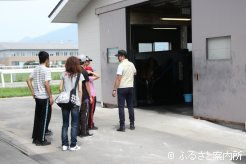 第32期生の研修を見学する参加者一行
