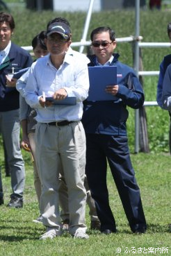 審査員を務めた山野辺啓場長と中西信吾場長(写真左から)