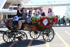 開幕セレモニーの前には、高橋はるみ北海道知事と舟山久美子さんが馬車で競馬場に来場