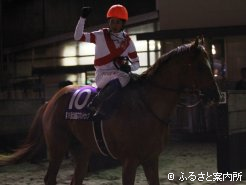 ガッツポーズを見せる岩田騎手