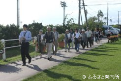 門別競馬場に到着したツアー一行