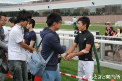 ジョッキーとの握手会には多くのファンが並んだ