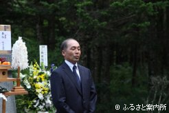挨拶する田中裕之静内軽種馬生産振興会会長