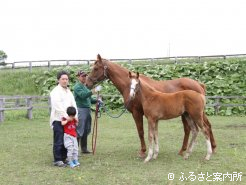 母マヤノスターライトと当歳、高山社長(左)