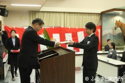 中西信吾場長から修了証書と記念品が贈呈された
