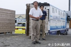 生産者へ挨拶する横田貞夫JRA日高育成牧場副場長とJRA宮崎育成牧場の遠藤祥郎さん(写真左から)