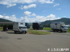 JRA日高育成牧場に集まった馬運車