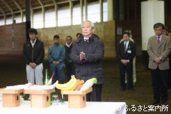 人馬の安全を祈願する軽種馬育成調教センターの大平俊明理事長