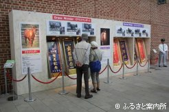 立ち止まって興味深そうに見つめるファンの姿もあった