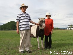 オールラウンドの生産者・山田祐三さん、みか子さんご夫妻。いっしょに写っているのは、長年牧場にいて、時々乳母役を務めるポニーのポーちゃん