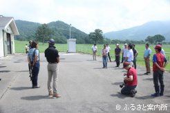 引き付けにきた生産者に対して挨拶する山野辺啓場長