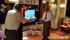 記念品を受け取る土屋オーナー