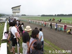 大勢の観客を集めた浦河競馬