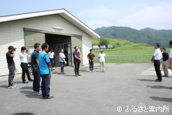 生産者へ挨拶する山野辺啓場長