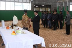人馬の安全を祈願する日本軽種馬協会の木村貢副会長理事