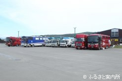 北海道市場の馬積み下ろし場に集まった馬運車