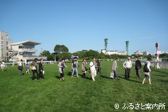 競馬観戦後のバックヤードツアーの様子